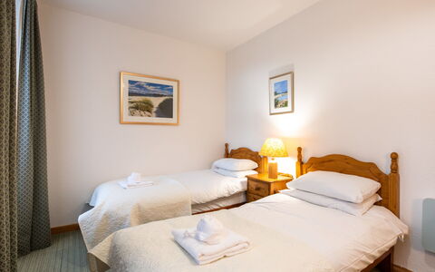 Old Stable on Aigas Golf Course: Bois, Chambre, Lit, Meubles, Drap De Lit, Literie, Cadre De Lit, Linge, Oreiller, La Table De Nuit