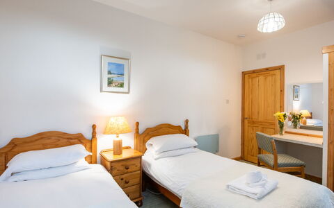 Old Stable on Aigas Golf Course: Meubles, Lit, Chambre, Bois, Drap De Lit, Literie, Design Intérieur, Sol, Cadre De Lit, Sol