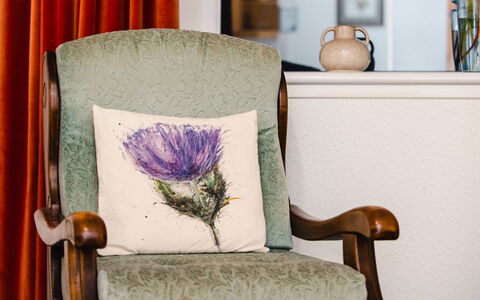 Old Stable on Aigas Golf Course: Meubles, Design Intérieur, Chaise, Coussin, Violet, Cadre, Salon, Confort, Throw Pillow, Peindre