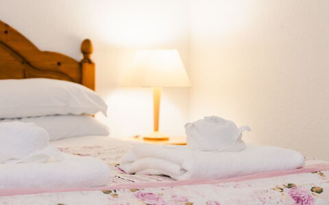 Old Stable on Aigas Golf Course: Chambre, Meubles, Drap De Lit, Linge, Lit, Design Intérieur, Literie, Textile, Pièce, Sol