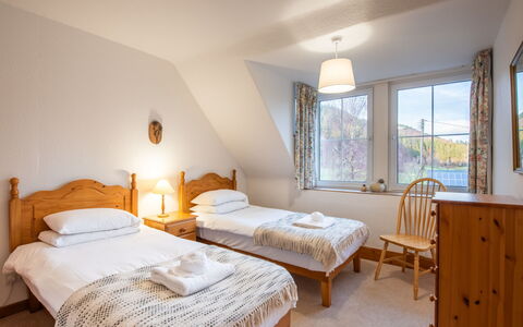 Pond View on Aigas Golf Course: Bois, Meubles, Chambre, Lit, Literie, Drap De Lit, Design Intérieur, Domicile, Cadre De Lit, Linge