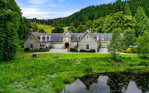 Pond View on Aigas Golf Course: Arbuste, Maison, Biens, Chalet, Domicile, Zone Rurale, Manoir, Ferme, Jardin, Aménagement Paysager