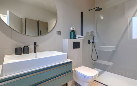 Cedrus: Design Intérieur, Salle De Bains, Sol, Luminaire Plomberie, Sol, Miroir, Robinet, Plomberie, Plafond, Évier