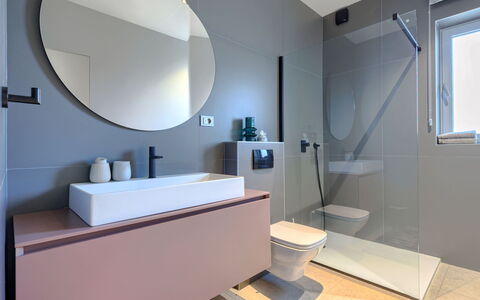 Cedrus: Sol, Luminaire Plomberie, Design Intérieur, Salle De Bains, Sol, Armoire De Toilette, Évier, Miroir, Robinet, Lavabo