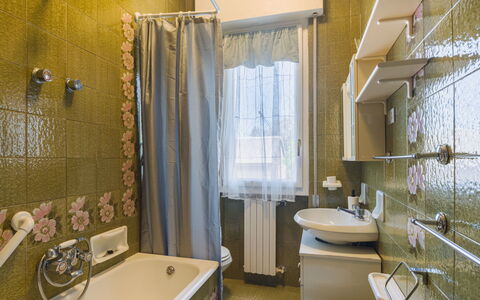 Brezza sul Mare: Luminaire Plomberie, Salle De Bains, Lavabo, Design Intérieur, Sol, Évier, Sol, Robinet, Plomberie, Rideau