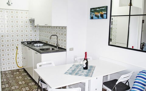 Piedi sulla Spiaggia: Meubles, Sol, Design Intérieur, Sol, Cuisine, Principaux Appliance, Appareil De Cuisine, Pièce, Chaise, Comptoir
