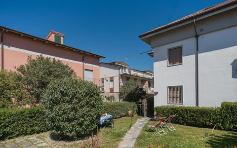 Brezza sul Mare: Zone Résidentielle, Arbuste, Maison, Quartier, Domicile, Établissements Humains, Jardin, Banlieue, Cour, Haie