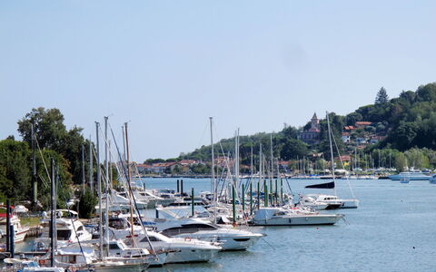 Piedi sulla Spiaggia: Bateau, Navire, Marina, L'Eau, Plan D'Eau, Bateaux Et Nautique - Materiel Et Fournitures, Voie Navigable, Mât, Port, Architecture Navale