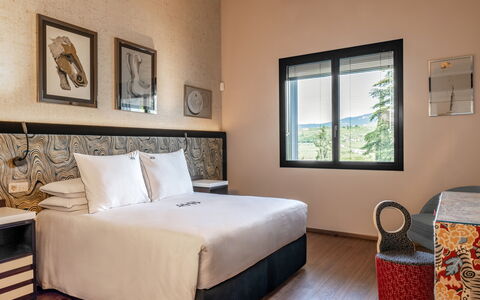 Villa Bocchi by Geco Vacation Rentals: Chambre, Lit, Drap De Lit, Design Intérieur, Meubles, Literie, Cadre De Lit, Oreiller, Throw Pillow, Linge