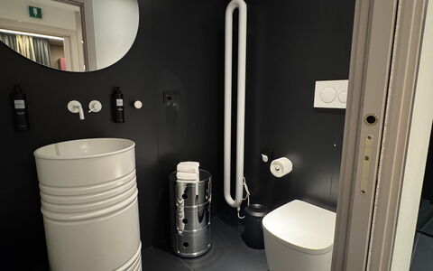 Villa Bocchi by Geco Vacation Rentals: Siège De Toilette, Toilette, Luminaire Plomberie, Plomberie, Salle De Bains, Tuile