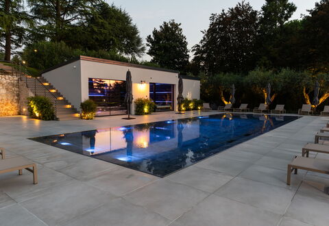 Villa Bocchi: Piscine, Caractéristique De L'Eau, Jardin, Composite, Cour, Pot De Fleur, Ombre, Recours, Aménagement Paysager, Patio