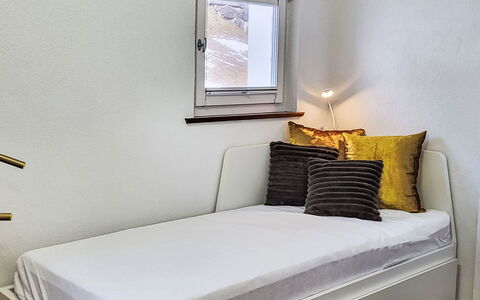 Apartment Mila: Design Intérieur, Meubles, Sol, Sol, Chambre, Lit, Linge, Pièce, Éclairage, Literie
