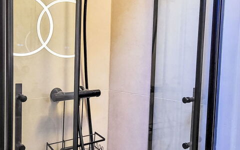 Apartment Mila: Luminaire Plomberie, Salle De Bains, Design Intérieur, Sol, Douche, Plomberie, Porte De Douche, Panneau De Douche, Tete De Douche, Bar De Douche