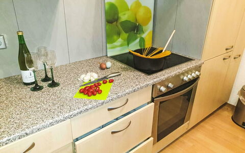 Tinkerhof Stahlhut: Comptoir, Cuisine, Vaisselle, Sol, Appareil De Cuisine, Électroménager, Fruit, Cabinetry, Principaux Appliance