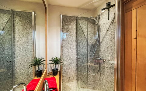 Tiny House Cottage Herbert: Luminaire Plomberie, Sol, Sol, Design Intérieur, Salle De Bains, Plomberie, Porte De Douche, Plafond, Porte, Robinet