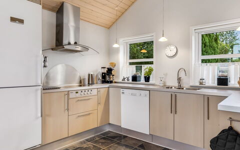Elizabeth - 175M from the Sea: Appareil De Cuisine, Cuisine, Comptoir, Design Intérieur, Sol, Meubles, Cabinetry, Principaux Appliance, Bois, Luminaire
