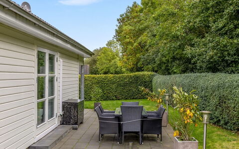 Elizabeth - 175M from the Sea: Arbuste, Jardin, Couverture De Sol, Aménagement Paysager, Chalet, Cour, Pelouse, Mobilier De Jardin, Arrière-Cour, Ombre