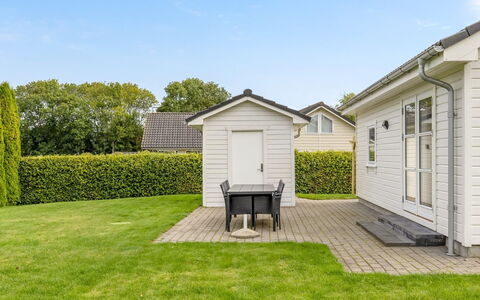 Elizabeth - 175M from the Sea: Maison, Domicile, Siding, Toit, Lot Terre, Chalet, Jardin, Pelouse, Couverture De Sol, Batiments Jardin
