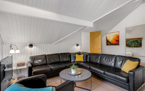 Avni - 30Km from the Sea: Meubles, Mobilier De Jardin, Vaisselle, Table, Drinkware, Chaise, Tableau De Plein Air, Aliments, Bouteille