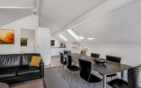 Avni - 30Km from the Sea: Meubles, Mobilier De Jardin, Vaisselle, Table, Drinkware, Chaise, Tableau De Plein Air, Aliments, Bouteille