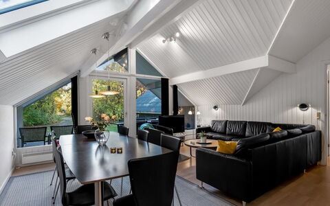 Avni - 30Km from the Sea: Meubles, Mobilier De Jardin, Vaisselle, Table, Drinkware, Chaise, Tableau De Plein Air, Aliments, Bouteille