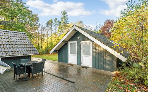 Avni - 30Km from the Sea: Meubles, Mobilier De Jardin, Vaisselle, Table, Drinkware, Chaise, Tableau De Plein Air, Aliments, Bouteille