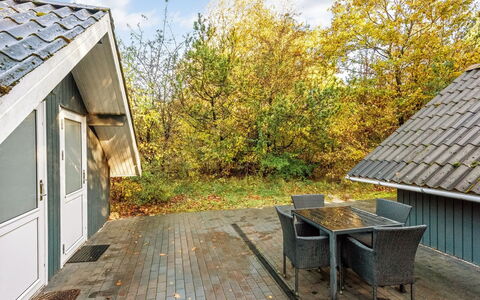 Avni - 30Km from the Sea: Meubles, Mobilier De Jardin, Vaisselle, Table, Drinkware, Chaise, Tableau De Plein Air, Aliments, Bouteille