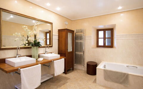 Son Peroti: Design Intérieur, Sol, Luminaire Plomberie, Évier, Salle De Bains, Sol, Lavabo, Robinet, Plafond, Comptoir