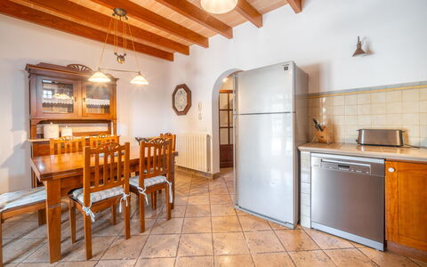 Son Peroti: Sol, Design Intérieur, Meubles, Bois, Cuisine, Plafond, Sol, Cabinetry, Comptoir, Pièce