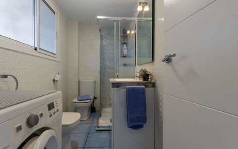 El Velero: Luminaire Plomberie, Sol, Design Intérieur, Siège De Toilette, Salle De Bains, Toilette, Sol, Armoire De Toilette, Plafond, Évier