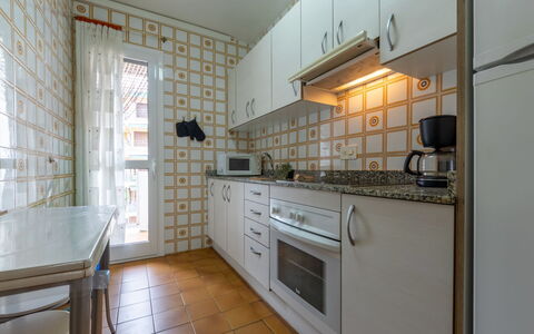Balandro: Cuisine, Sol, Principaux Appliance, Comptoir, Bois, Sol, Appareil De Cuisine, Design Intérieur, Cabinetry, Pièce