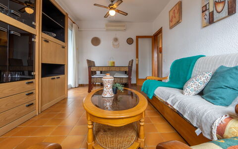 Balandro: Meubles, Design Intérieur, Sol, Bois, Plafond, Sol, Pièce, Éclairage, Salon, Appartement