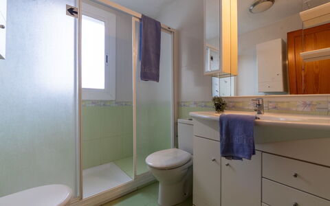 Balandro: Salle De Bains, Sol, Lavabo, Luminaire Plomberie, Design Intérieur, Sol, Armoire De Toilette, Évier, Robinet, Plomberie