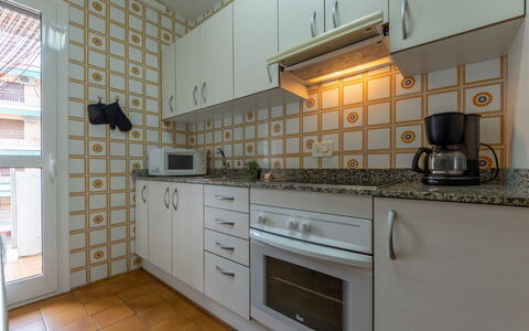 Balandro: Cuisine, Appareil De Cuisine, Comptoir, Principaux Appliance, Sol, Bois, Design Intérieur, Sol, Cabinetry, Cuisinière