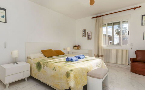 Balada Playa: Meubles, Lit, Design Intérieur, Chambre, Mur, Sol, Sol, Bois, Plafond, Drap De Lit