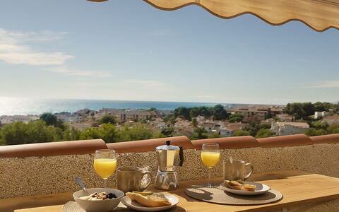 Terraza Azul - Penthouse with Sea View: Meubles, Table, Chaise, Mobilier De Jardin, Ombre, Recours, Linge, Serveware, Balcon, Eco Hôtel