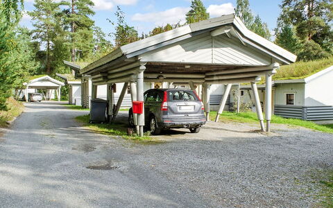 Kulta-Käkönen 6 by Bomba: Allée, Parking, Garage