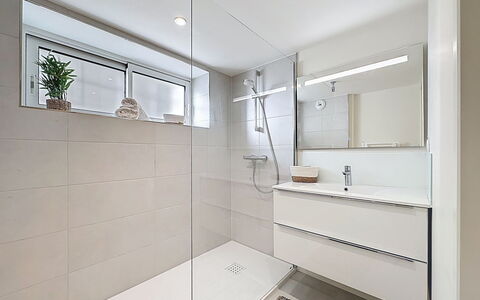 Le Vent D'Avril: Sol, Design Intérieur, Luminaire Plomberie, Sol, Salle De Bains, Armoire De Toilette, Plafond, Plomberie, Robinet, Tuile