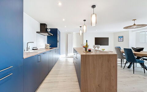 Le Vent D'Avril: Sol, Design Intérieur, Meubles, Sol, Bois, Comptoir, Plafond, Cabinetry, Luminaire, Cuisine