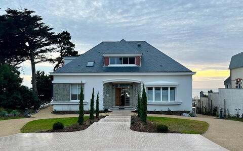 Le Vent D'Avril: Ciel, Bâtiment, Maison, Domicile, Toit, Zone Résidentielle, Arbuste, Architecture, Façade, Porte