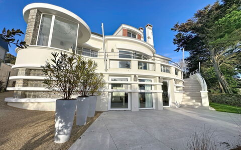Le Vent D'Avril: Architecture, Domicile, Porte, Biens, Manoir, Balcon, Villa, Escaliers