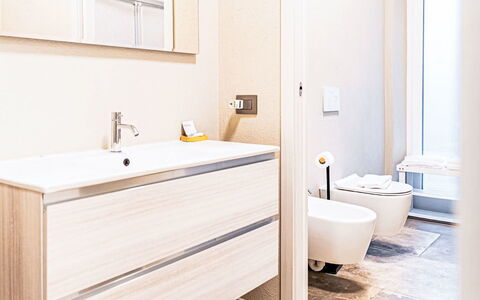 Balena: Sol, Luminaire Plomberie, Design Intérieur, Sol, Salle De Bains, Plomberie, Armoire De Toilette, Miroir, Toilette, Évier