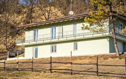 Balena: Porche, Domicile, Chalet, Balcon, Station De Montagne, Ferme, Clôture, Vallée, Balustrade