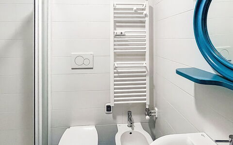 Gaggia: Luminaire Plomberie, Salle De Bains, Évier, Design Intérieur, Plomberie, Toilette, Lavabo, Robinet, Tuile, Miroir