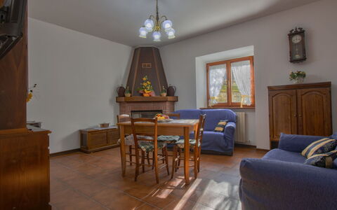 Pianaccio: Meubles, Sol, Design Intérieur, Bois, Sol, Pièce, Plafond, Éclairage, Salon, Chaise