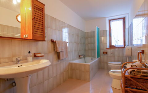 Pianaccio: Sol, Design Intérieur, Sol, Luminaire Plomberie, Lavabo, Salle De Bains, Évier, Plafond, Pièce, Robinet