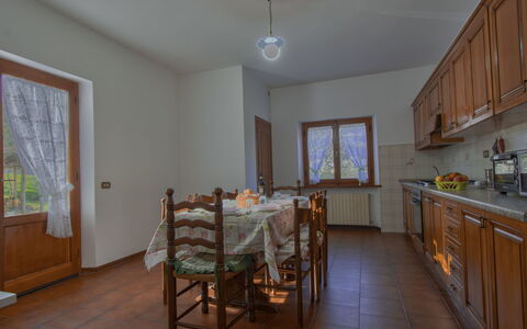 Pianaccio: Bois, Sol, Design Intérieur, Meubles, Plafond, Sol, Pièce, Table Cuisine Et Salle A Manger, Salle À Manger, Chaise