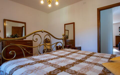 Pianaccio: Lit, Chambre, Design Intérieur, Meubles, Literie, Drap De Lit, Bois, Sol, Pièce, Plafond