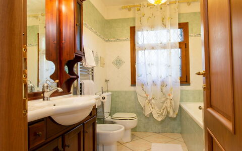 Tre Fontane: Design Intérieur, Lavabo, Luminaire Plomberie, Sol, Sol, Salle De Bains, Armoire De Toilette, Éclairage, Luminaire, Évier