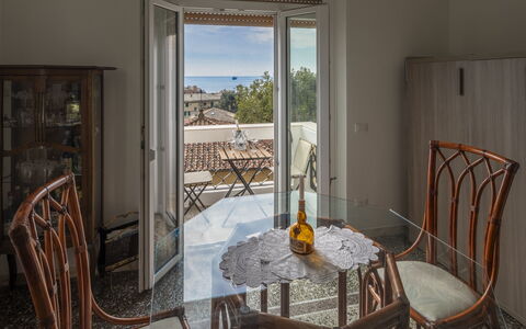 Focaincontromano Seaview, Genova: Meubles, Design Intérieur, Sol, Chaise, Pièce, Table Cuisine Et Salle A Manger, Tache De Bois, Dur, Plante D'Appartement, Salle À Manger